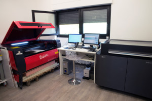 Sulla sinistra, a fianco della Objet350 Connex per la stampa di prototipi multi-materiale, un sistema di taglio laser Ruijie.