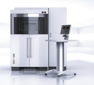 La stampante 3D P395 di EOS usata per produrre le lampade Voltaire sfrutta la tecnologia SLS (Sinterizzazione laser selettiva).