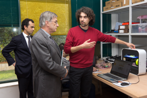 Il rettore dell'Università portoghese di Aveiro e i creatori della stampante 3D Beethefirst