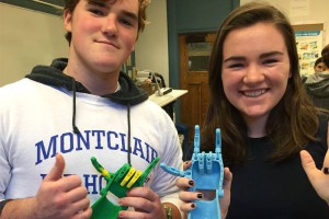 Gli studenti di Monclair alle prese con il progetto E-nable, per la creazione di mani artificiali.